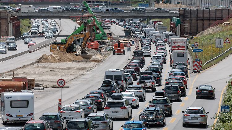 Voraussichtlich bis zum frühen Montagmorgen geht deshalb auf der A7 zwischen Hamburg-Stellingen und dem Elbtunnel in Richtung Hannover gar nichts mehr. 