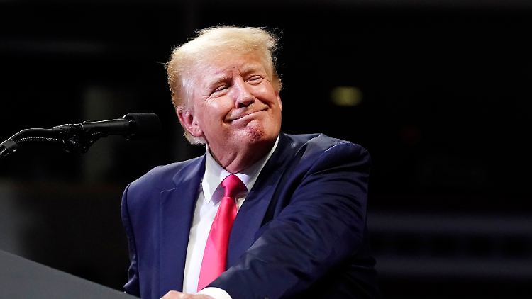 "Die Wahl wurde manipuliert und gestohlen", rief Trump der Menge in Arizona zu. 