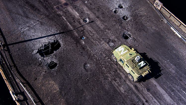 Ein Fahrzeug der russischen Armee steht auf der von ukrainischen Angriffen gezeichneten Antoniwkabrücke.