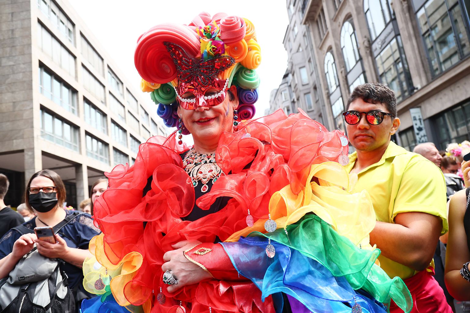 Laut, bunt und schrill: Nach zwei Jahren Einschränkungen wegen der Corona-Pandemie zieht in Berlin wieder eine große Partyparade zum Christopher Street Day (CSD) mit Zehntausenden Menschen durch die Stadt. 
