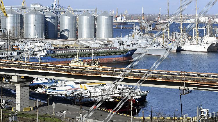 Eine Archivaufnahme von 2016 zeigt Getreide-Silos im Hafen von Odessa.
