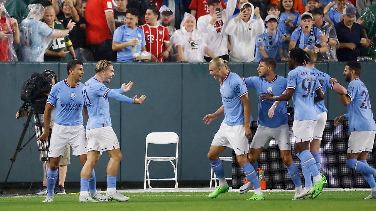 Haaland spielt erstmals für City und trifft gleich.