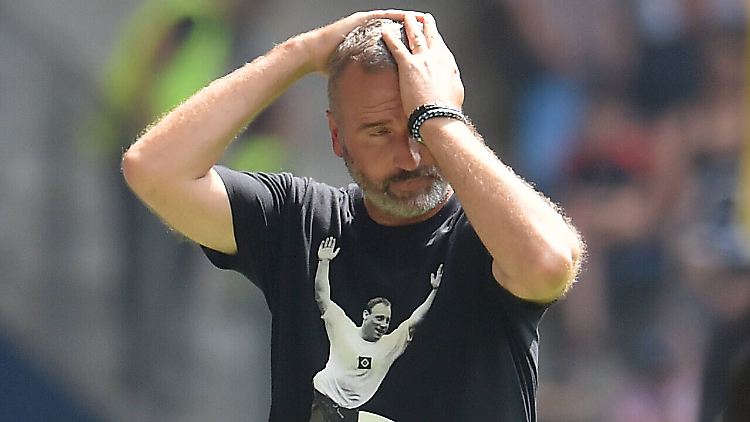 HSV-Trainer Tim Walter kann es nicht fassen.