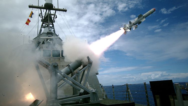 Ein US-amerikanisches Schiff feuert eine Harpoon-Rakete ab.
