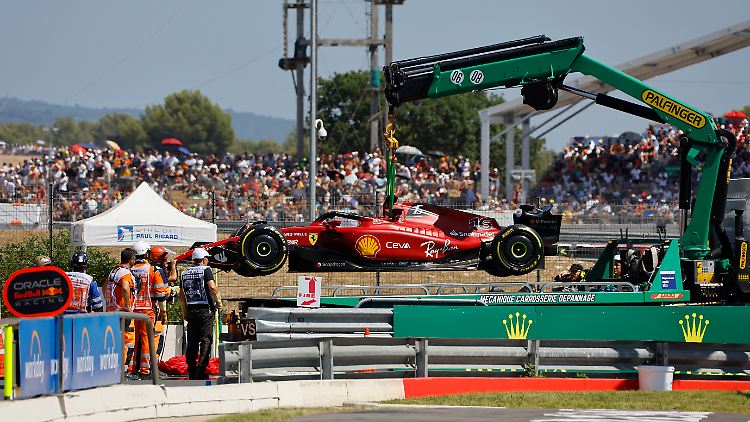 Leclercs Ferrari wird nach seinem Unfall abtransportiert.