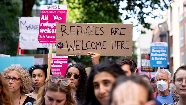 Der erste geplante Flug im Juni wurde vom Europäischen Gerichtshof für Menschenrechte per einstweiliger Verfügung gestoppt.