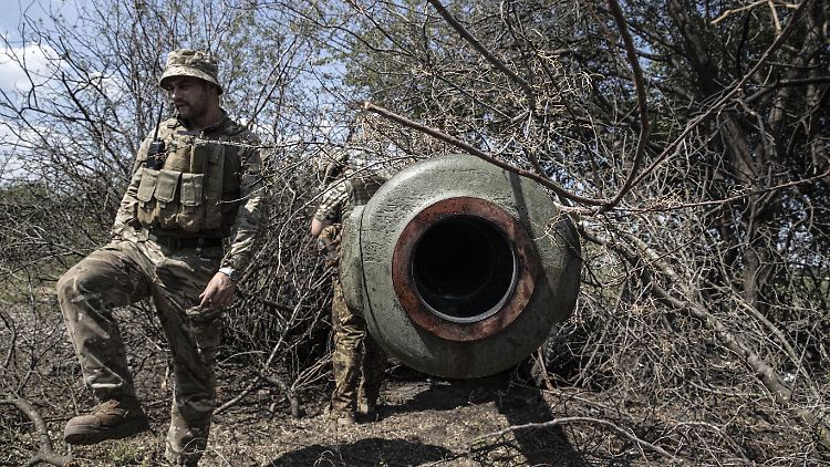 Ukrainische Truppen bereiten Waffen für ihre Operation in Cherson vor.