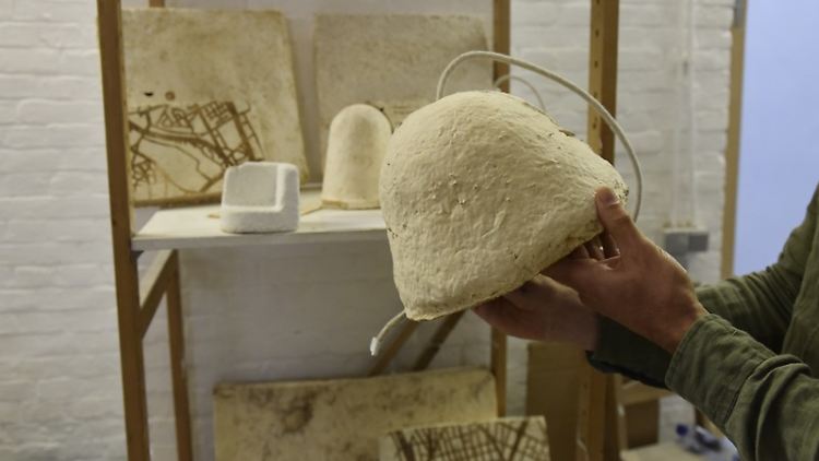 Das Baumaterial des Lampenschirms besteht aus einem robusten Geflecht aus winzigen Pilzfäden.