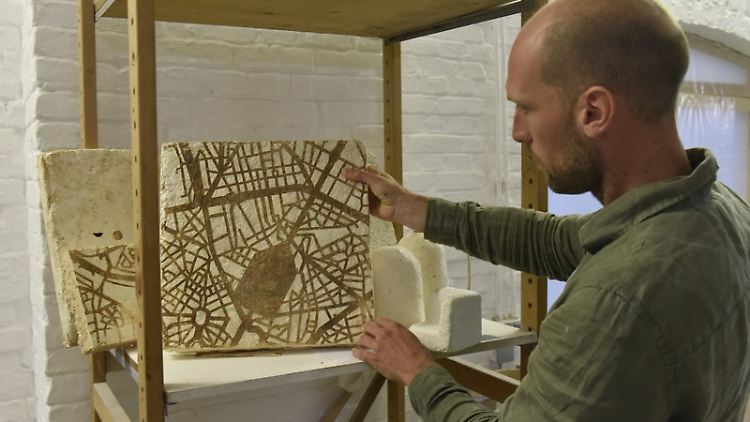 Prototyp des myzelbasierten Baumaterials, darauf ist eine Karte Brüssels abgebildet.