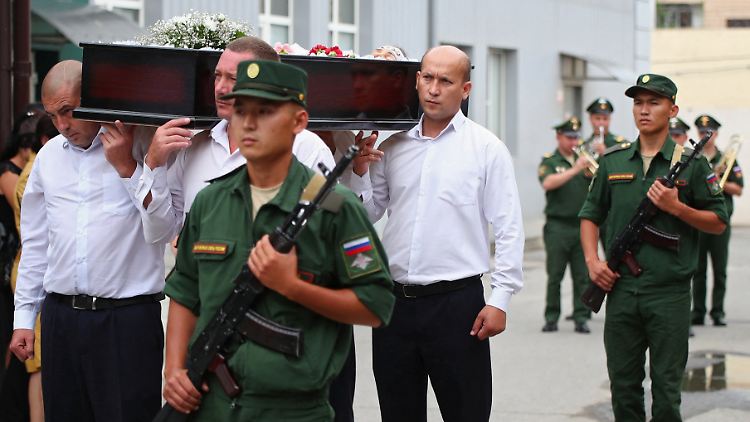 Eine Beerdigung von vielen: In Wolgograd wird die russische Soldatin Anastasia Sawitskaja, die bei Kämpfen in der Ukraine getötet wurde, beigesetzt.