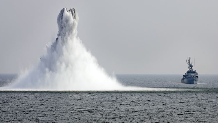 Das Minensuchgeschwader der Deutschen Marine bei einer Seeminensprengung in der Ostsee. Die Minen im Schwarzen Meer sollen aus Zeitgründen vorerst nicht entschärft werden.
