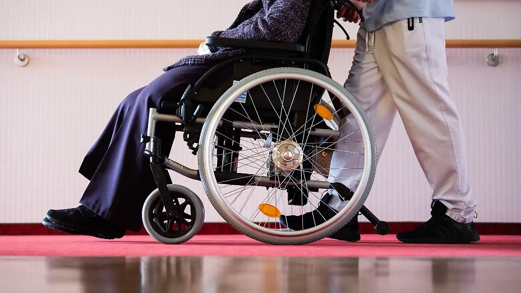 Das-Leben-im-Pflegeheim-schlaegt-mit-hohen-monatlichen-Kosten-zu-Buche-Das-kann-zur-Belastung-werden