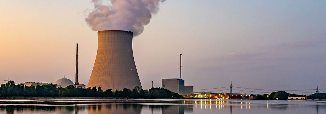 Wasserdampf steigt aus dem Kühltum des Atomkraftwerks (AKW) Isar 2.