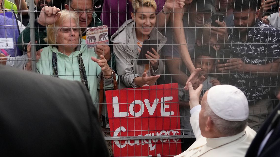 Jubelnde Leute warten auf Papst Franziskus.