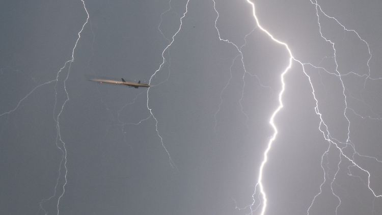 Zwischenzeitlich gab es die Vermutung, dass der Flieger von einem Blitz getroffen wurde.