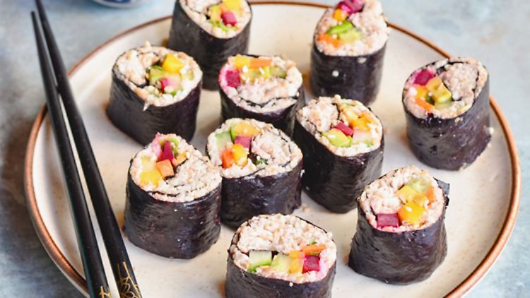So geht Rohkost auch: Sieht aus wie Reis in den Sushi-Röllchen, ist aber roher Blumenkohl, in der Küchenmaschine fein zerhäckselt.