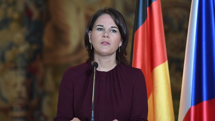 "Die jüngsten Äußerungen des russischen Außenministers haben noch einmal die tiefe Verachtung der russischen Führung für die demokratische Selbstbestimmung der Ukraine gezeigt", sagt Baerbock.