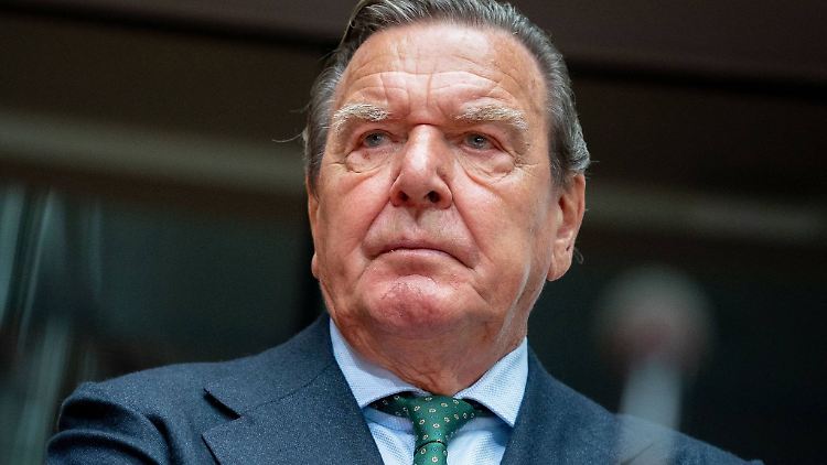 Altkanzler Gerhard Schröder soll laut seiner Ehefrau in Moskau über Energiepolitik sprechen.
