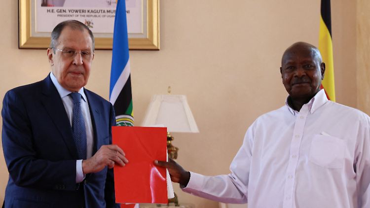 Vertiefen die Freundschaft: Russlands Langzeit-Außenminister Lawrow mit Ugandas Langzeit-Präsidenten Museveni.