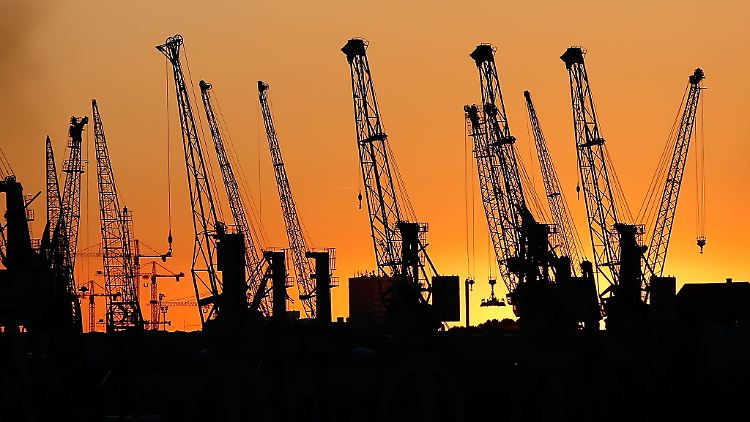 Kräne im Hamburger Hafen: Der IWF schraubt seine Wachstumsprognose für die Wirtschaft nach unten.