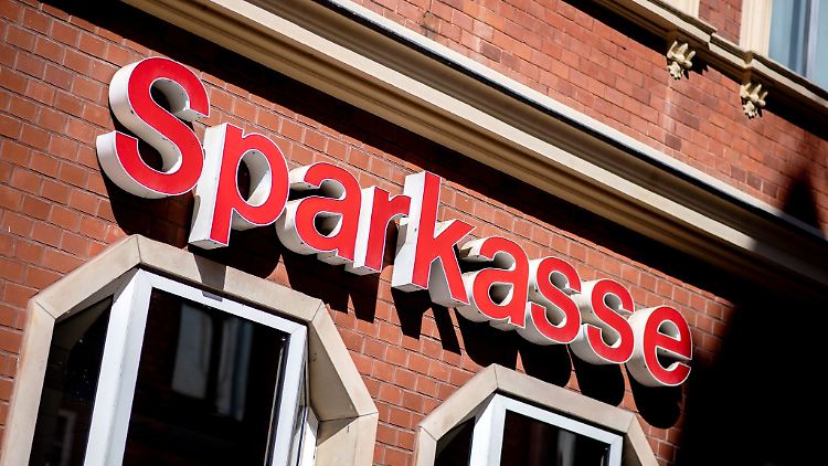 Der Schriftzug der Sparkasse hängt an einer Filiale.