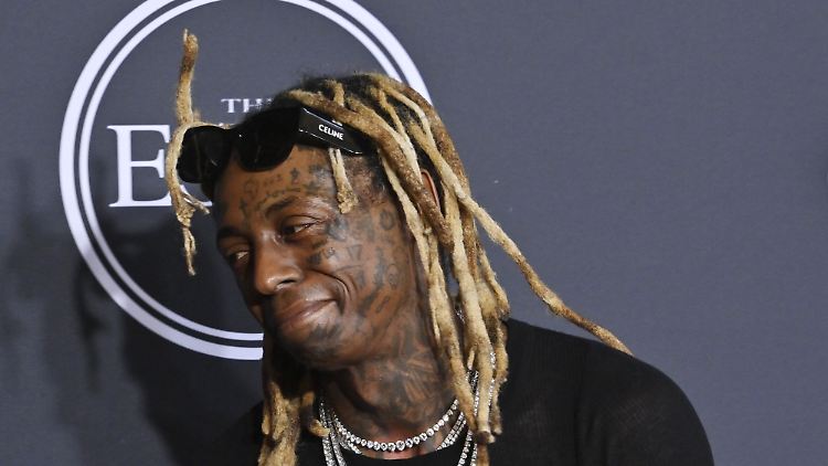 Der US-amerikanische Rapper Lil Wayne trauert um seinen Retter, einen Polizisten.