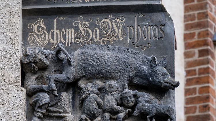 Eine als "Judensau" bezeichnete Schmähplastik ist an der Stadtkirche Wittenberg zu sehen.