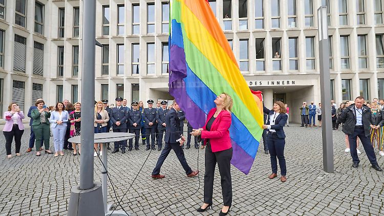 Innenministerin Nancy Faeser wählte für ihr Ministerium die klassische Regenbogenflagge.