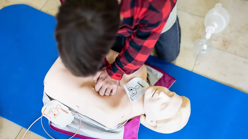 Die-Unterrichtung-in-Erster-Hilfe-soll-an-den-Schulen-in-MV-wieder-mehr-Raum-einhehmen-Ein-Modellprojekt-dazu-soll-im-kommenden-Schuljahr-an-etwa-50-Schulen-starten-Archivbild