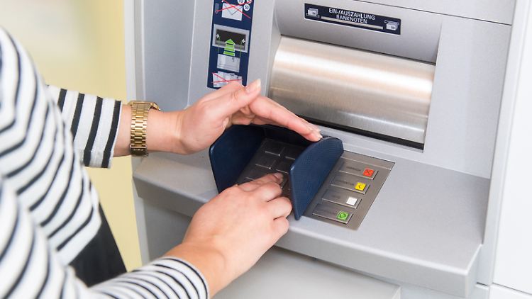 "Im Prinzip ist das Geldabheben am Automaten genauso sicher wie an der Supermarktkasse", sagt Margit Schneider vom Unternehmen Euro Kartensysteme.