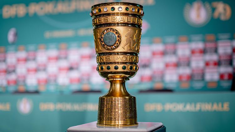 Wer sieben Mal gewinnt, bekommt diesen Pokal.