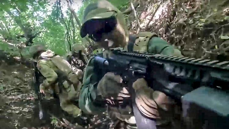 Dies von der russischen Armee veröffentlichte Foto soll einen Soldaten einer Spezialeinheit in der Ukraine zeigen.