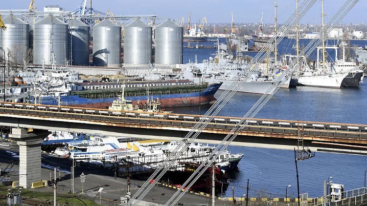 Getreidesilos am Hafen von Odessa.