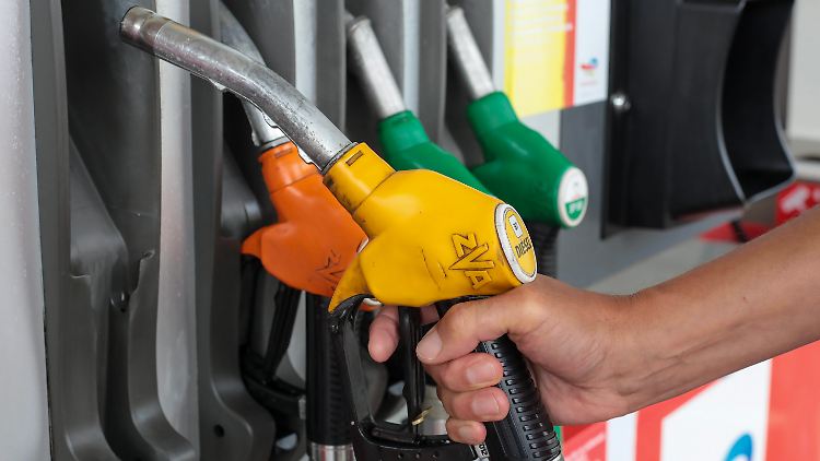 Der Steuernachlass von 35,2 Cent pro Liter Superbenzin und 16,7 Cent pro Liter Diesel gilt im Juni, Juli und August.