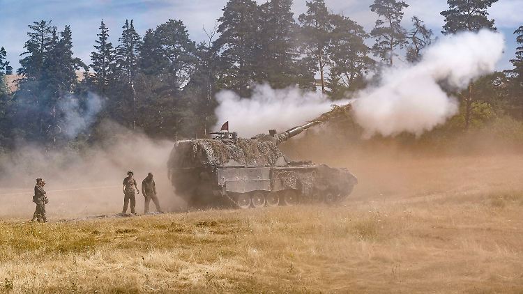 Die "Panzerhaubitze 2000" kann bis zu 40 Kilometer weit schießen. 