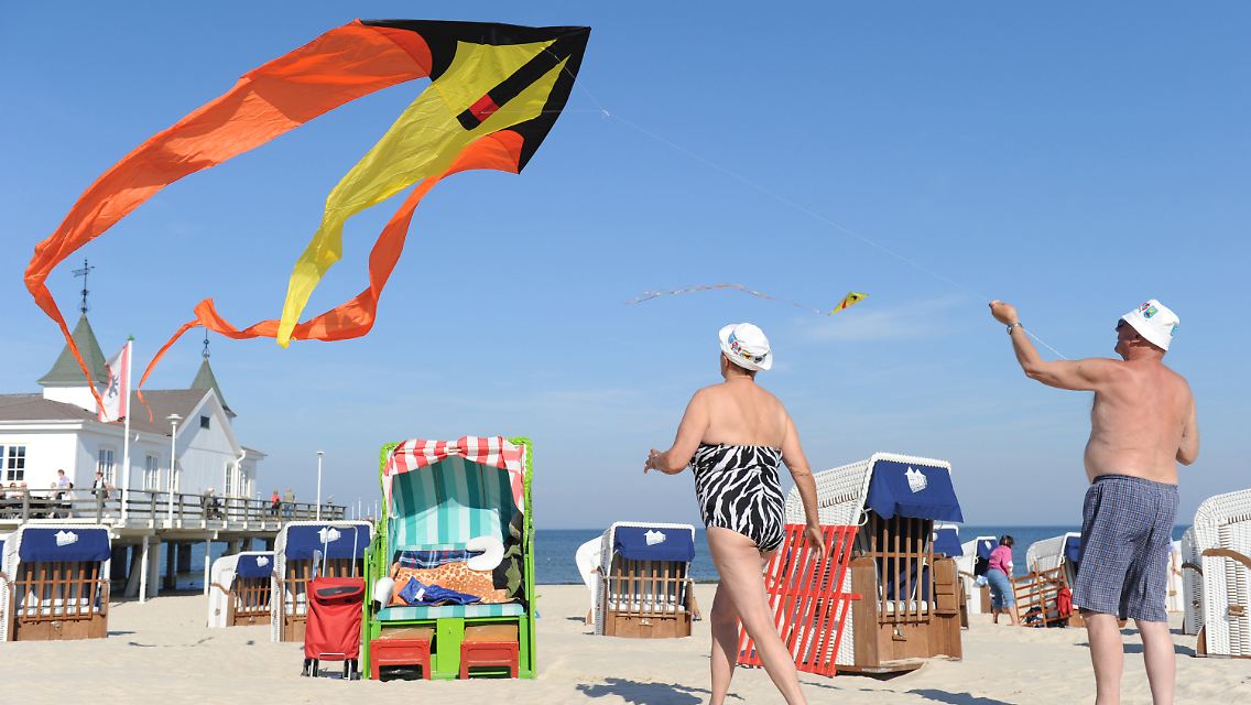 Die Deutschen zieht es nach wie vor ans Meer, so wie hier an den Strand des Seebades Ahlbeck auf der Insel Usedom.