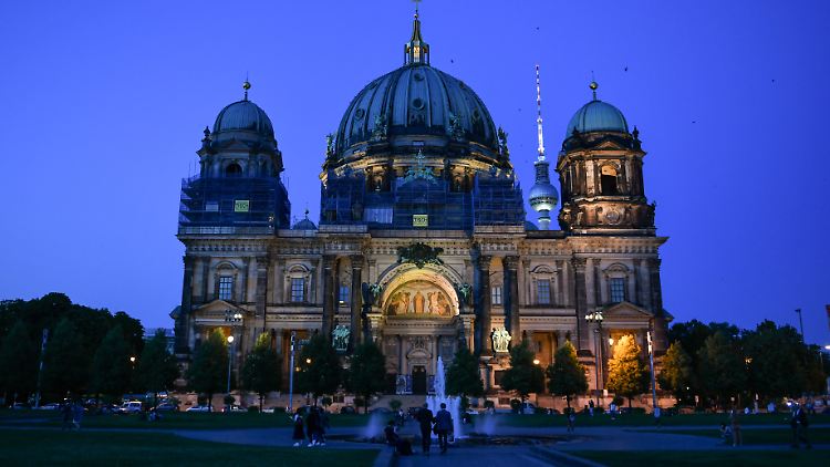 Der Berliner Dom bei Nacht - künftig wird er zu später Stunde nicht mehr beleuchtet.