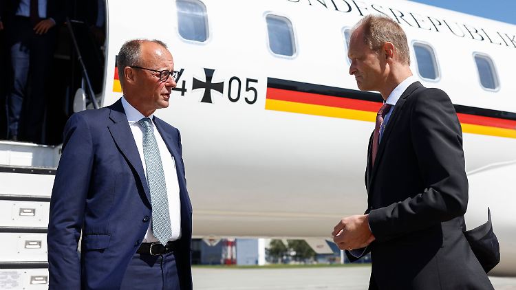 Am Flughafen in Warschau wurde der CDU-Chef vom deutschen Botschafter Thomas Bagger empfangen.