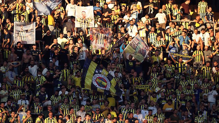 Von den Rängen der Fenerbahce-Anhänger waren "Putin"-Rufe zu hören.
