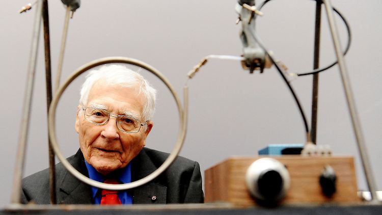 Lovelock mit einer seiner frühen Erfindungen, einem selbstgebauten Gas-Chromatographen zur Messung von Gasen und Molekülen in der Atmosphäre.