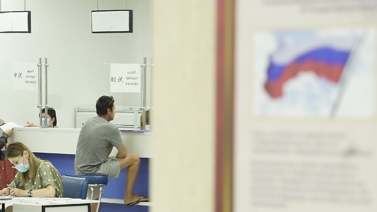 Auf diesem Amt in der besetzten Stadt Cherson werden nur noch russische Pässe an die Bevölkerung verteilt. 