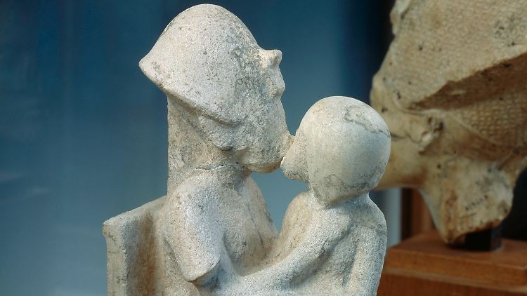 Geküsst wird noch gar nicht so lange - hier eine Skulptur von Echnaton, der seine Tochter küsst. Er lebte um 1350 v.Chr.