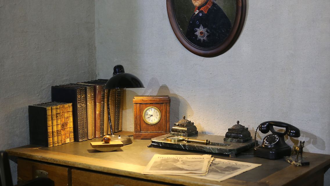 Der Schreibtisch im Nachbau des Arbeitszimmers von Adolf Hitler im Führerbunker während einer Ausstellungseröffnung.