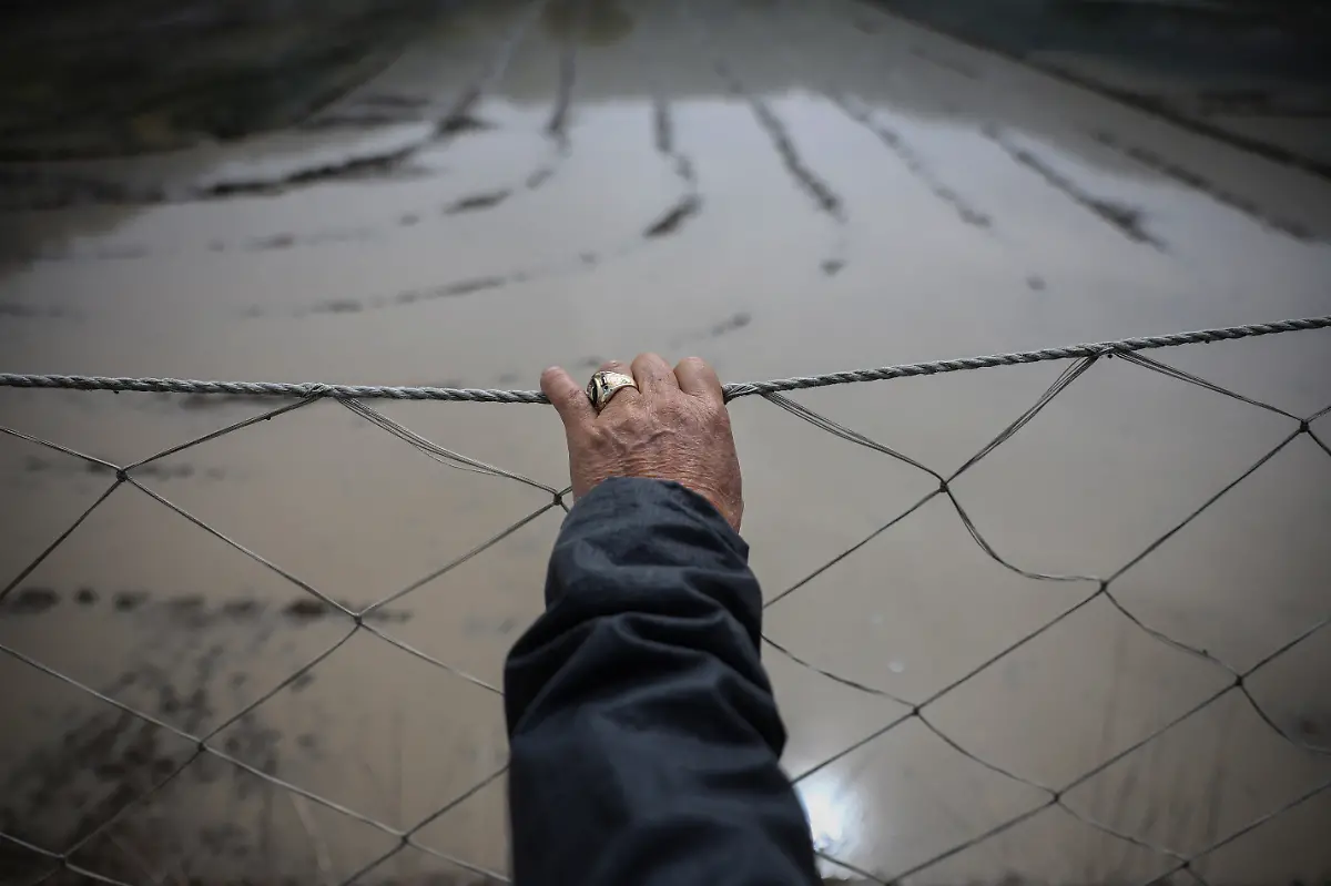 Seo-Yong-bok-78-checks-a-1-8-meter-high-mesh-net