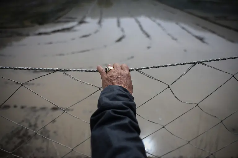 Seo-Yong-bok-78-checks-a-1-8-meter-high-mesh-net