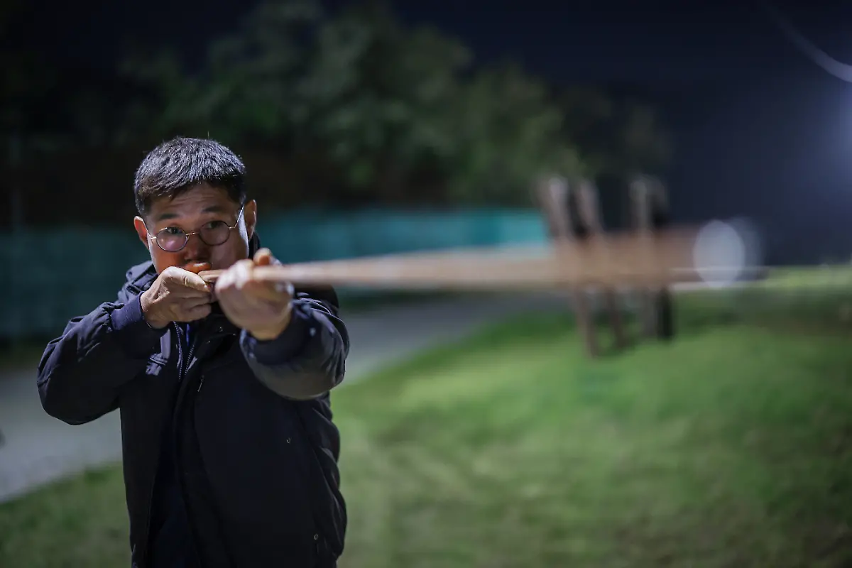 Kang-Dae-rin-63-tests-a-blowgun