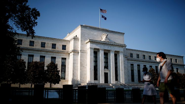 Die anhaltenden Zinserhöhungen der US-Notenbank drücken laut Experten auf den Konsum.