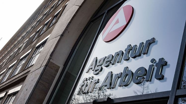 "Agentur für Arbeit" hängt über dem Eingang der Bundesagentur.