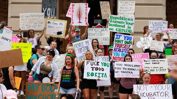 In Indianapolis demonstrierten am Dienstag Frauen für das Recht auf Schwangerschaftsabbrüche.