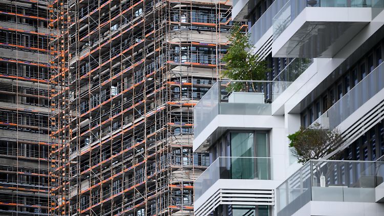Bauzinsen sind zwischen Januar und Juni 2022 laut Finanztip auf den höchsten Stand seit zehn Jahren angestiegen - Experten sehen nun dort etwas Entspannung.